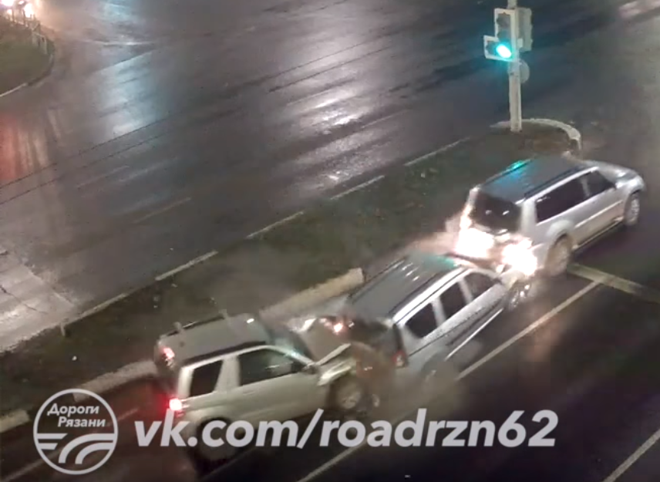 Опубликовано видео момента массовой аварии на Московском шоссе