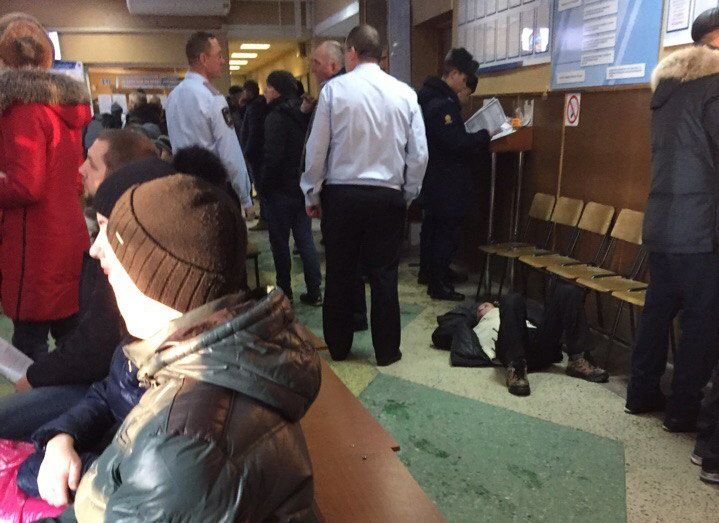 В здании рязанского УГИБДД стало плохо стоявшему в очереди мужчине