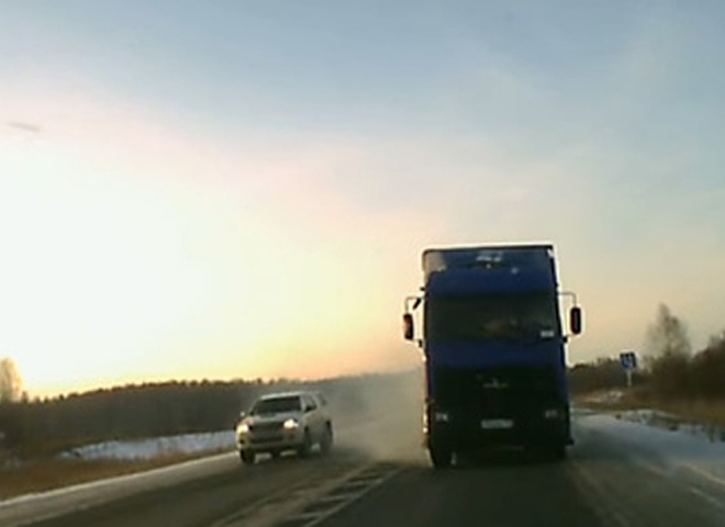 На Урале водитель чудом  ушел о столкновения в лоб с фурой и пикапом (видео)
