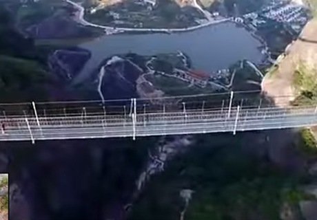 В Китае открылся стеклянный мост (видео)