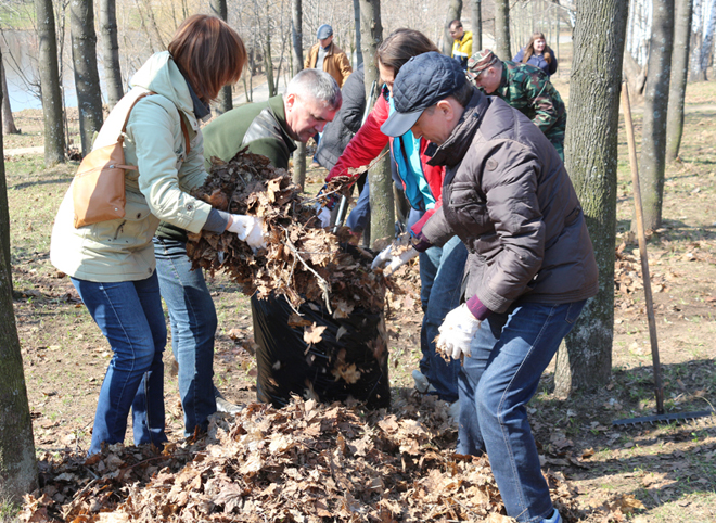 Сотрудники облдумы приняли участие в уборке территории Скорбященского мемориального комплекса