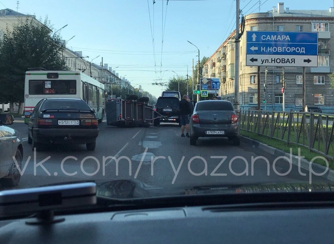 На улице Циолковского после ДТП у внедорожника перевернулся прицеп