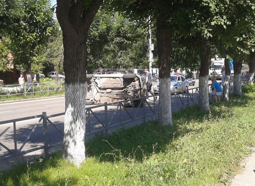 В ГИБДД прокомментировали аварию с опрокинувшимся авто на улице Есенина