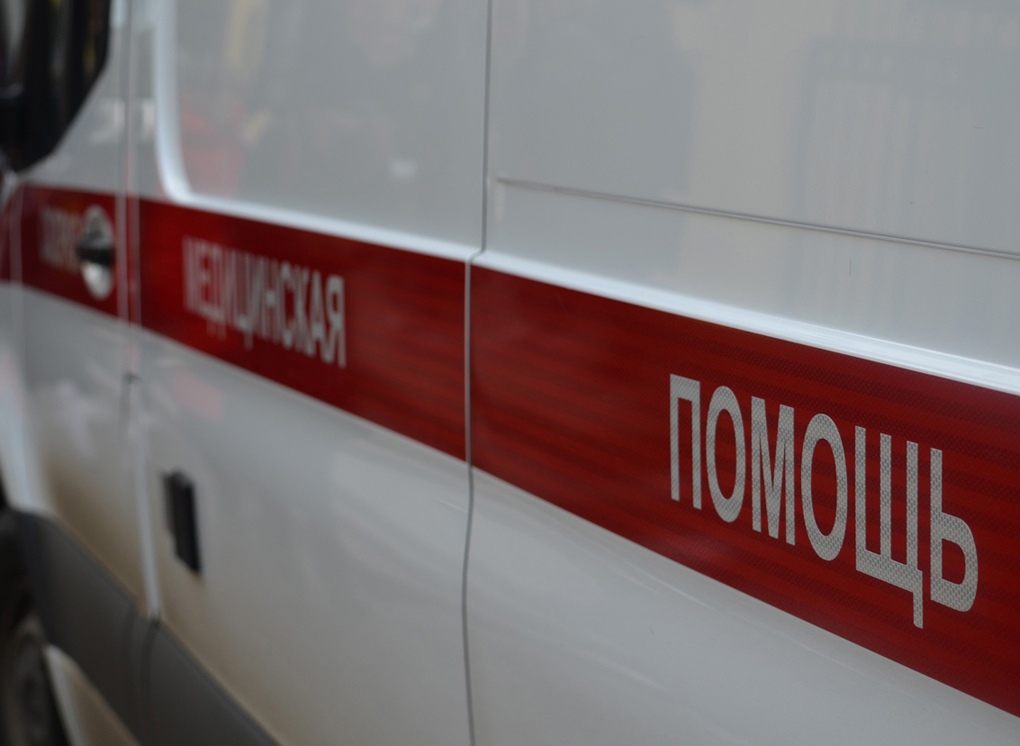 На улице Костычева при падении с высоты пострадала 40-летняя женщина