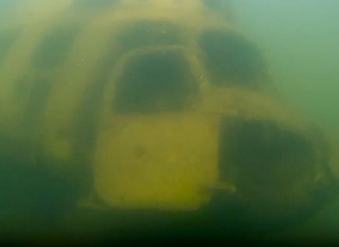 Дайверы обнаружили на дне рязанского водоема вертолет (видео)