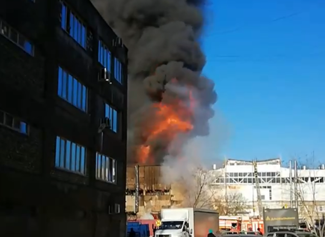 У горящего на территории «Центролита» здания начала рушиться кровля