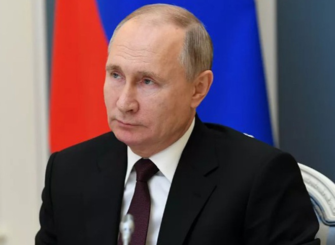 Путин поручил защитить минимальный доход россиян от списания по долгам