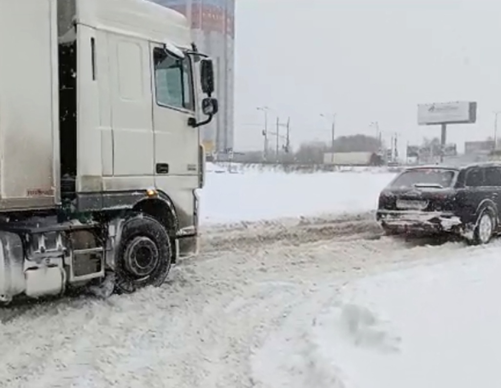 В Рязани легковушка попыталась вытащить забуксовавшую фуру