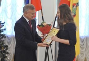 Олег Ковалев вручил стипендии и премии одаренным детям