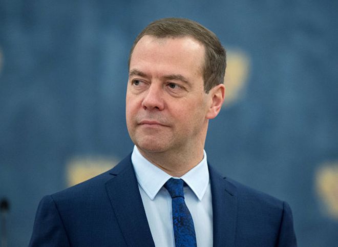 Медведев поручил страховать пассажиров проблемных авиакомпаний