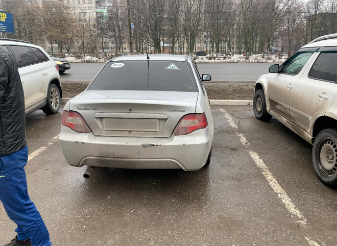 В Рязани на парковке автосалона сбили мужчину