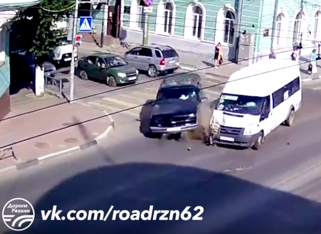 ДТП с маршруткой в центре Рязани попало на видео