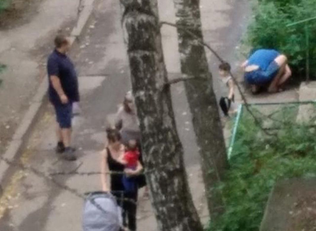На улице Крупской засняли «наркомана-землекопа»