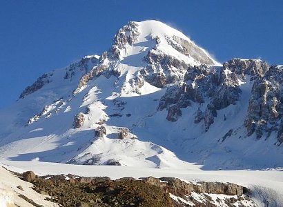 Спасатели спустили с горы Казбек тело погибшего рязанского альпиниста
