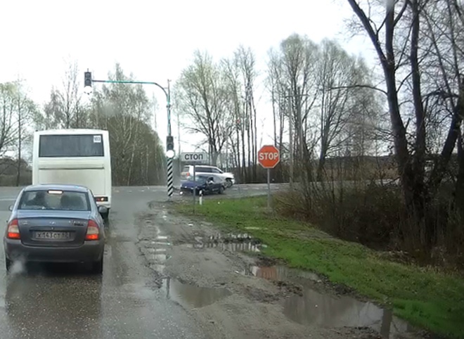 Момент столкновения Toyota Land Cruiser и Volkswagen Polo в Рязанском районе попал на видео