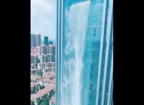 В Китае создали искусственный водопад высотой 108 метров (видео)