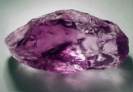 Редкий фиолетовый алмаз станет предметом торгов