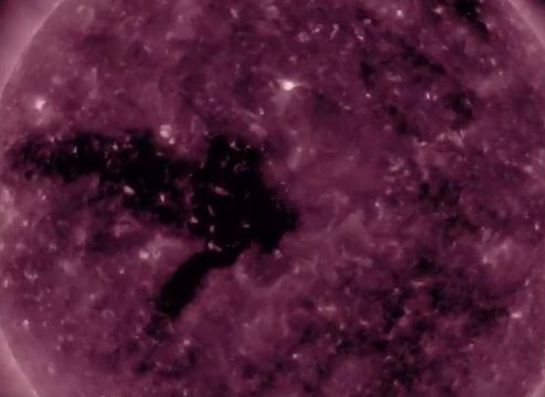 NASA показало обширную «корональную дыру» на Солнце (видео)