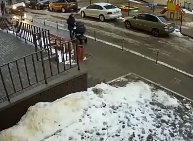 Стали известны подробности о мужчине, упавшем в Воронеже на коляску с младенцем