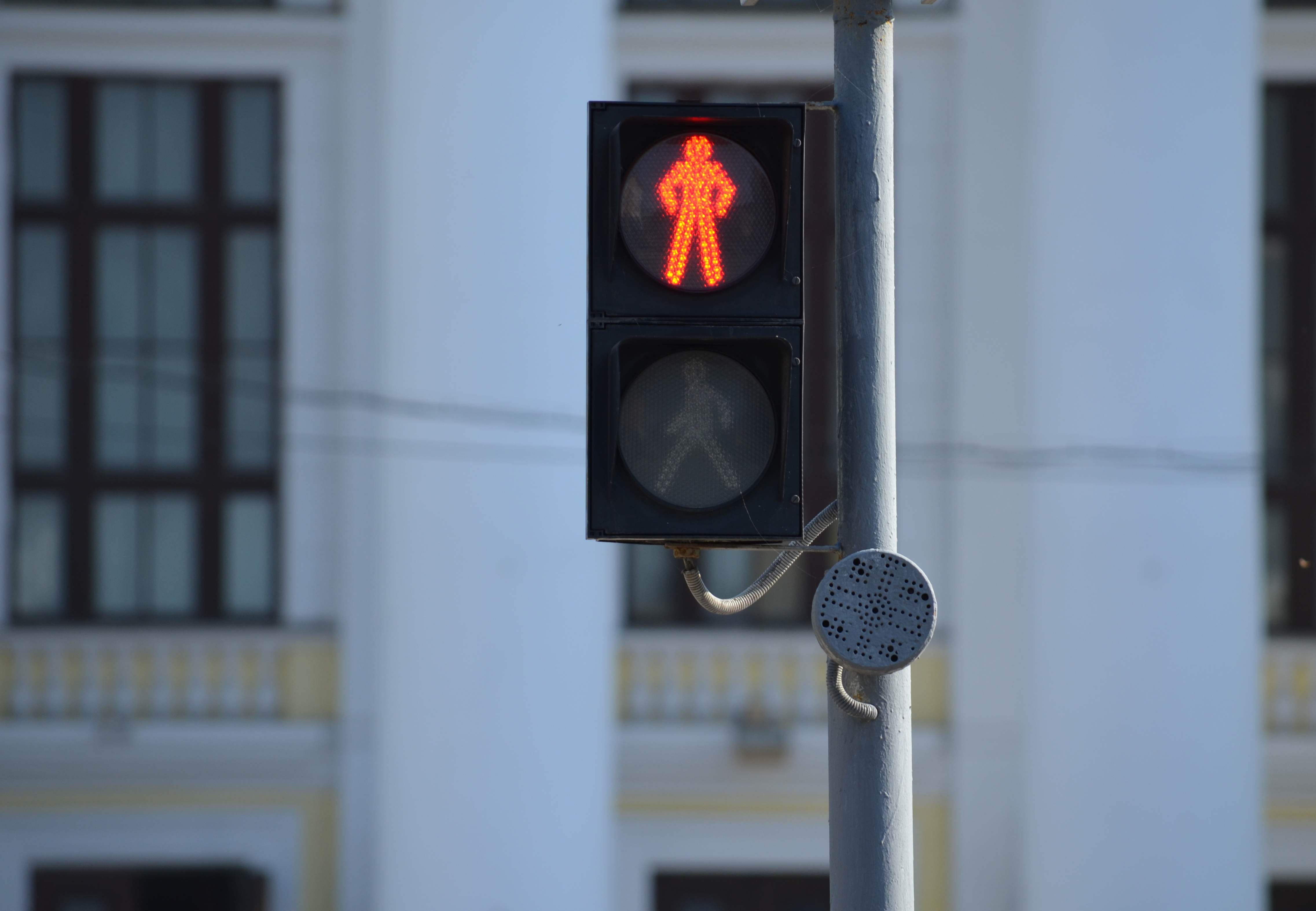 Переход на красный пешеход. Пешеходный светофор. Звуковые светофоры для слепых. Красный сигнал светофора. Светофор для слабовидящих.