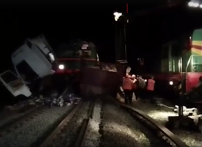 Поезд и фура столкнулись во Владимирской области, погиб человек (видео)