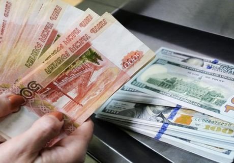 Рубль снижается по отношению к доллару и евро