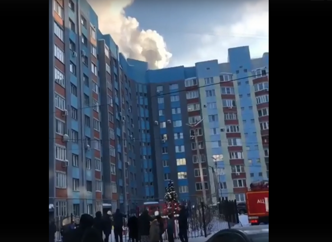 На улице Новаторов загорелась многоэтажка (видео)