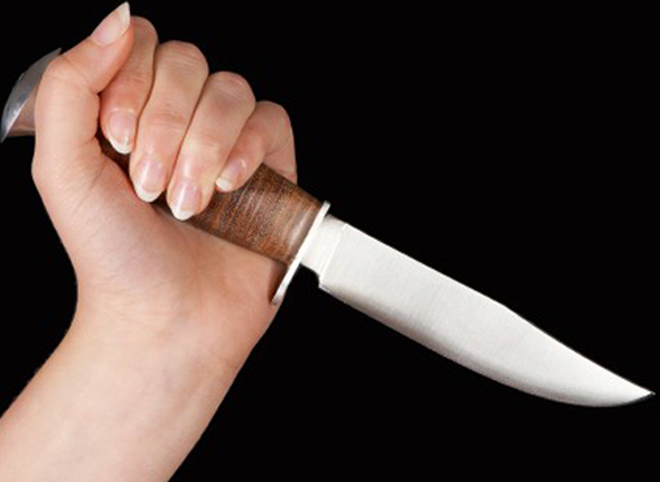 Рязанка ударила ножом мужчину, который не хотел уходить из ее дома