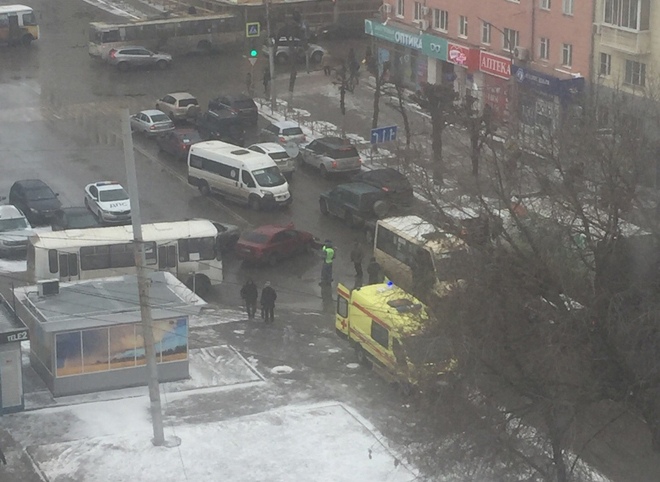 На улице Есенина столкнулись маршрутка и Volkswagen, на месте работает реанимация