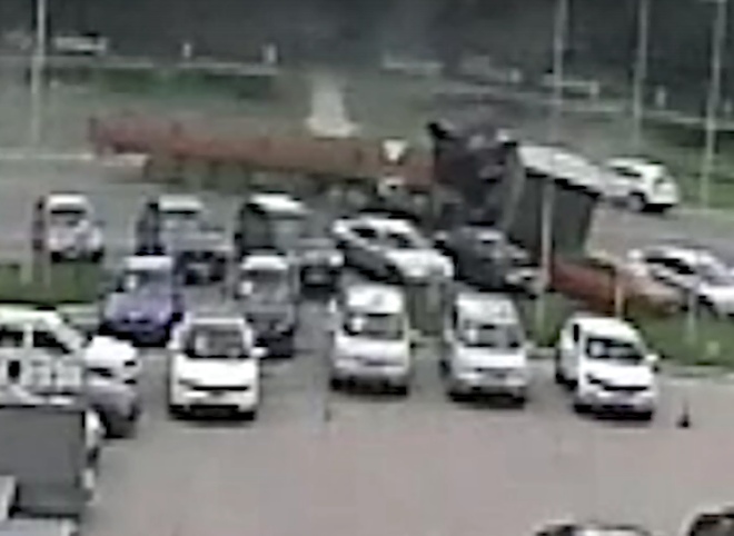 Момент массового ДТП на Московском шоссе попал на видео