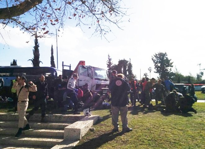 В Иерусалиме грузовик протаранил толпу
