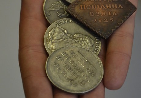 В Рязани пенсионера обманули с помощью «старинных» монет