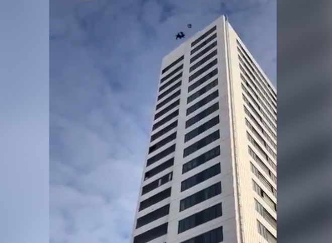 В Стокгольме у прыгнувшего с 24-этажки бейсджампера не раскрылся парашют (видео)