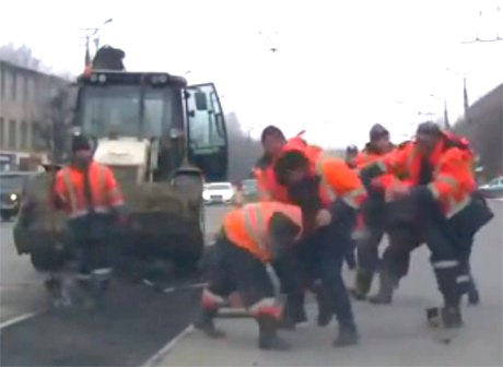 Драка дорожных рабочих в Смоленске попала на видео
