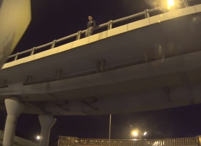 Байкер остановил движение на Минском шоссе ради спасения самоубийцы (видео)