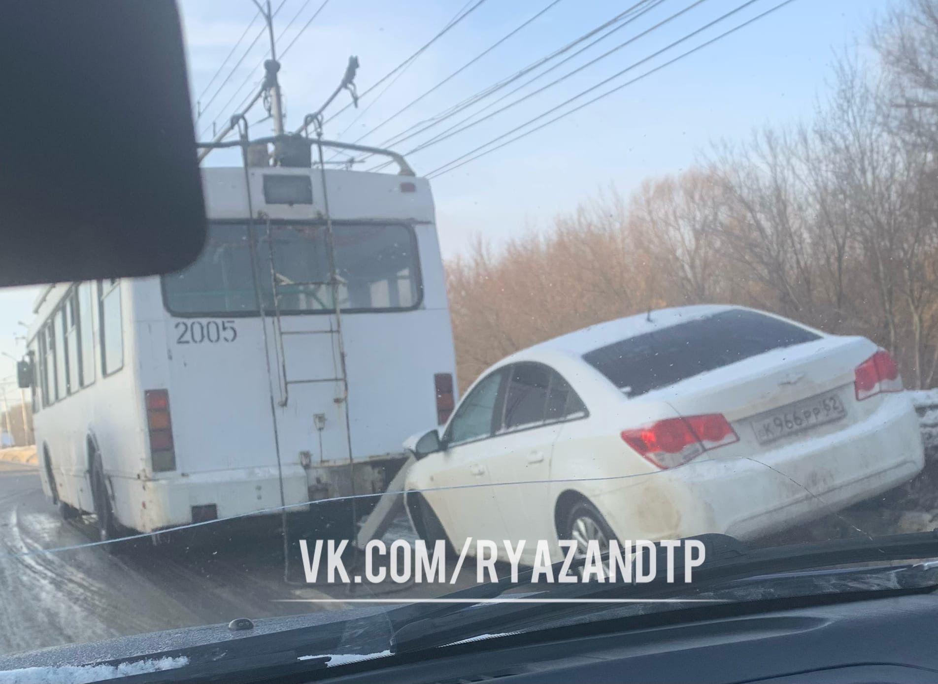Иномарка протаранила троллейбус на Московском шоссе