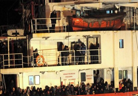 Экипаж бросил судно с нелегалами у берегов Италии
