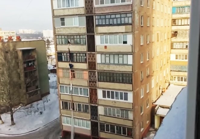 Житель Орла попытался спуститься из квартиры на шестом этаже по простыням (видео)
