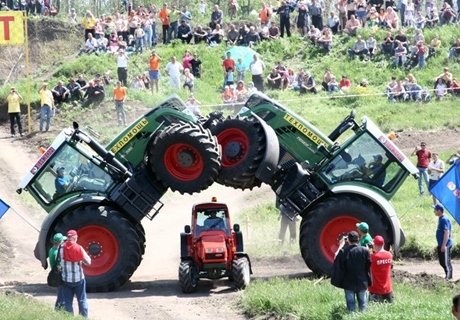 Под Ростовом в гонках на тракторах разыграли 3 млн