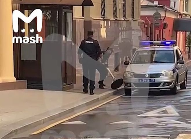 Полицейский совершил самоубийство в центре Москвы