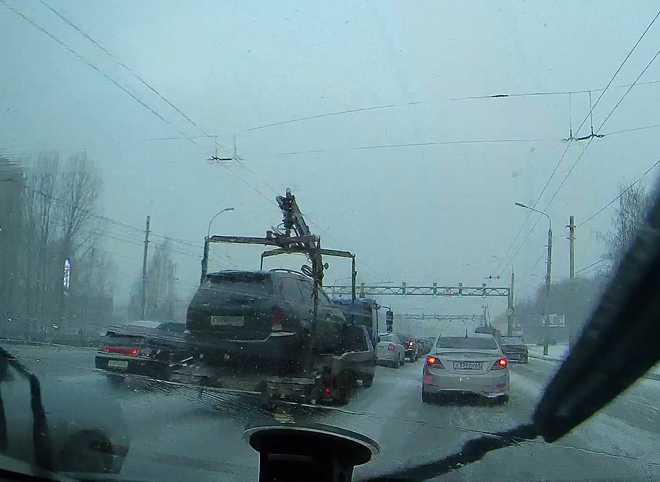 На Московском шоссе эвакуатор подрезал «Жигули» (видео)