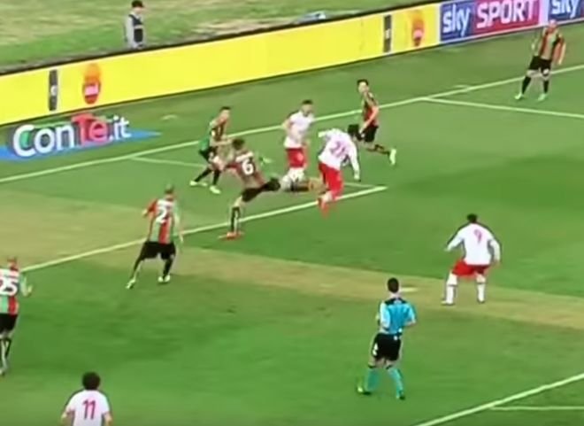 Итальянский футболист забил гол пяткой с разворотом на 180 градусов (видео)