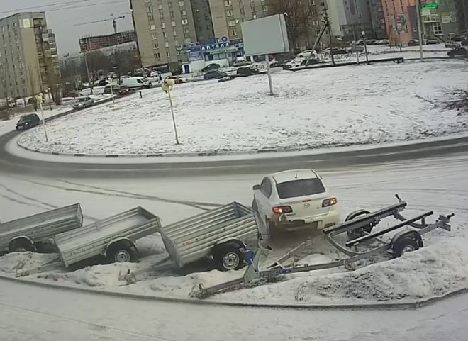 Видео: в Канищеве водитель влетел в припаркованные прицепы и уехал с места ДТП