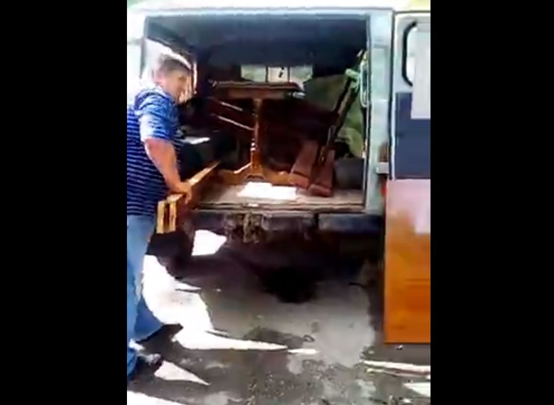 Видео: в Рыбном в машину медслужбы грузят мебель