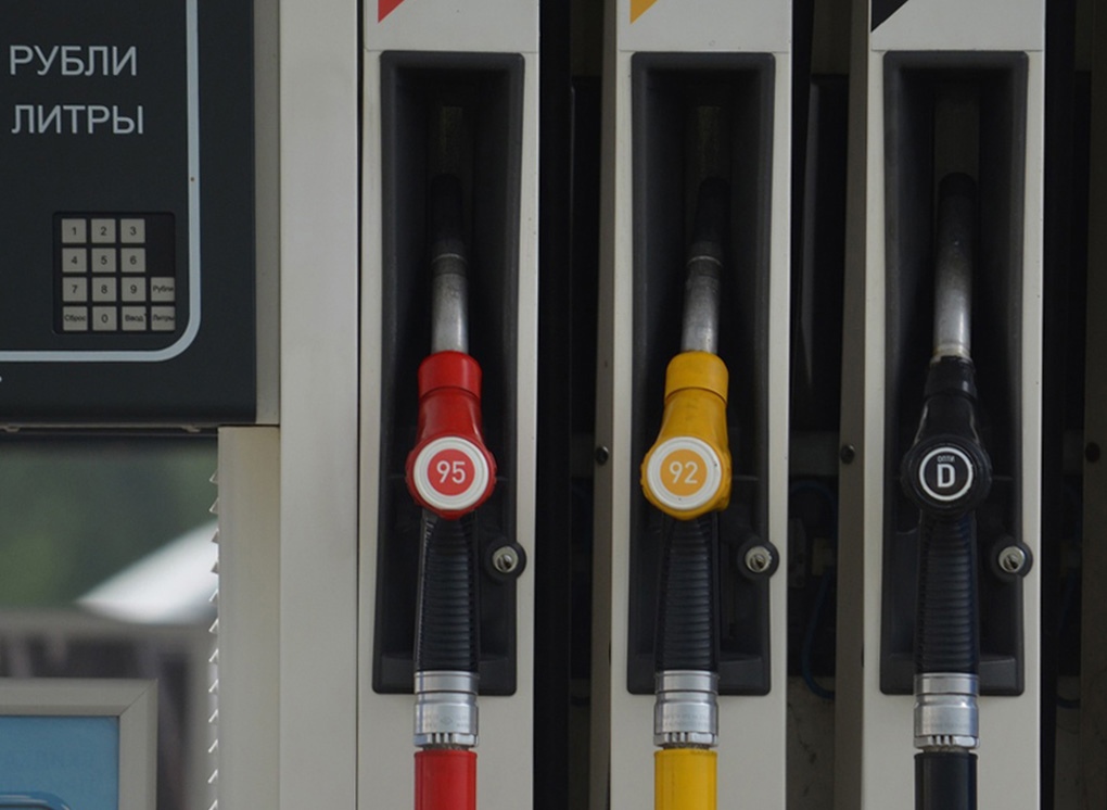 Оптовые цены на бензин в России упали на 14-15%