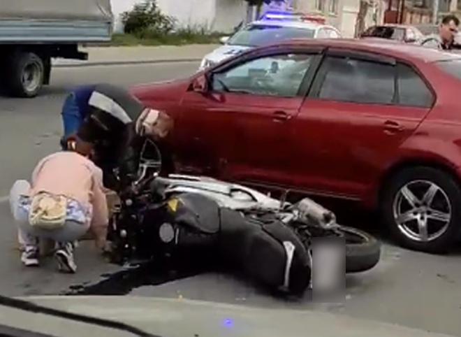На улице Островского легковушка сбила мотоциклиста