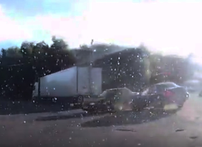 Возле ТЦ «Глобус» легковушка, уходившая от погони ДПС, спровоцировала аварию (видео)