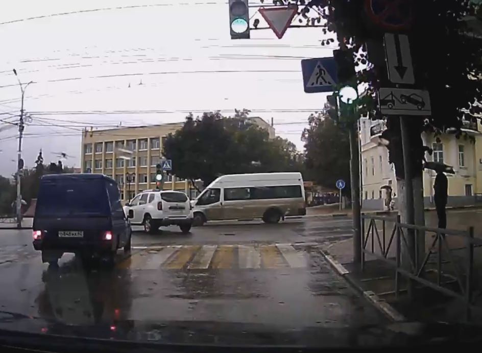 Момент ДТП с маршруткой на улице Ленина попал на видео