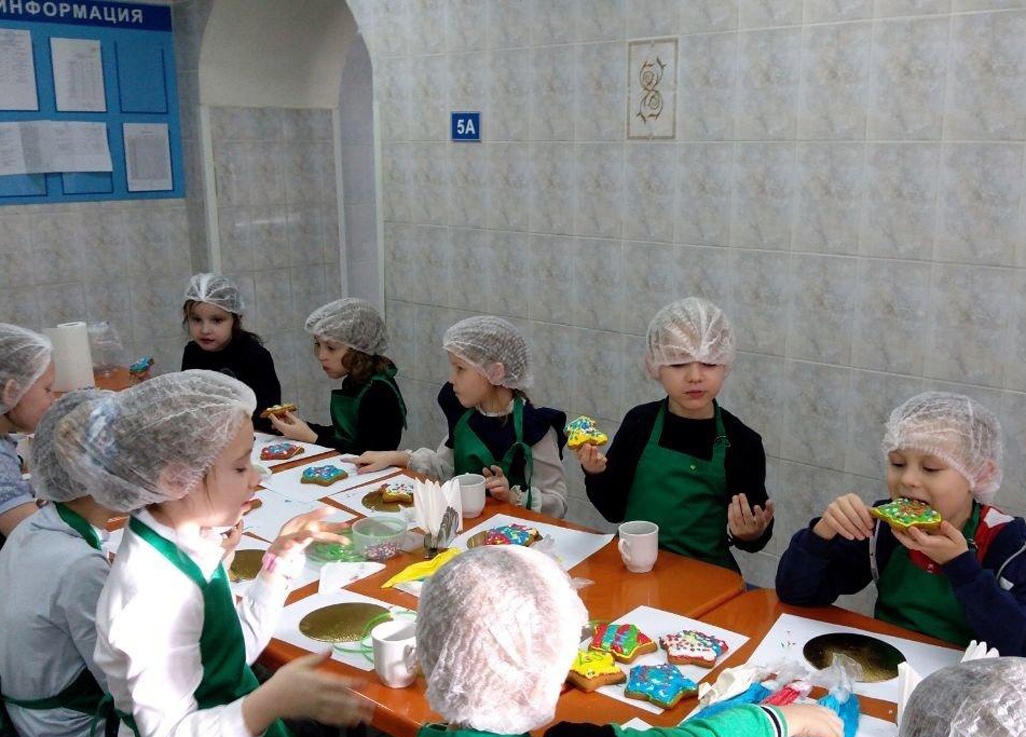 МП «Детское питание» организовало для школьников мастер-класс по росписи пряников