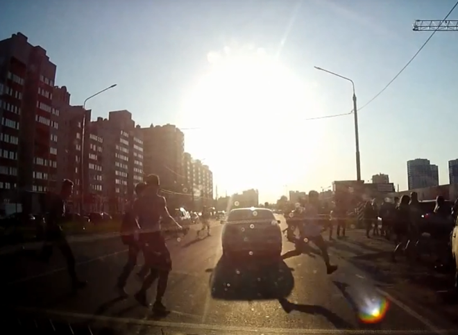 На улице Большой подростки массово выбежали на дорогу (видео)